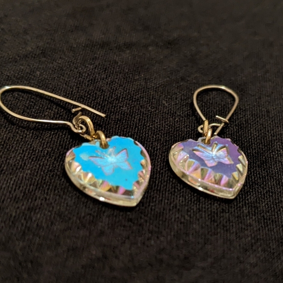 Iridescent glass heart-shaped earrings with butterfly motif - Picture 2 of 5